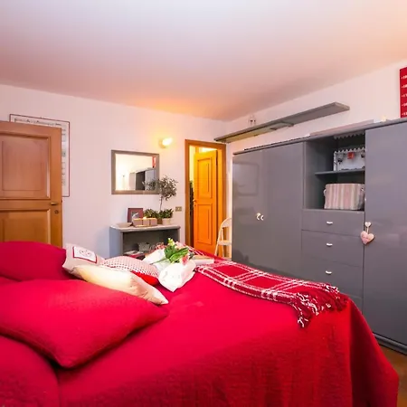 San Siro Sleeps 6 *