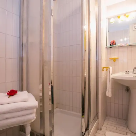 San Siro Sleeps 6 *