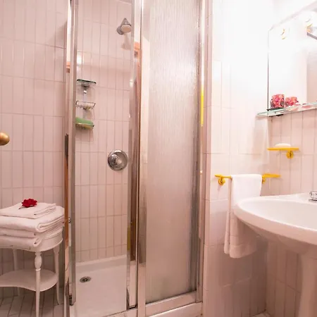 San Siro Sleeps 6 Апартаменты *