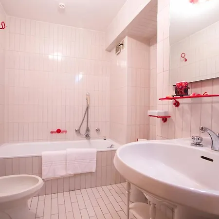 San Siro Sleeps 6 Апартаменты *