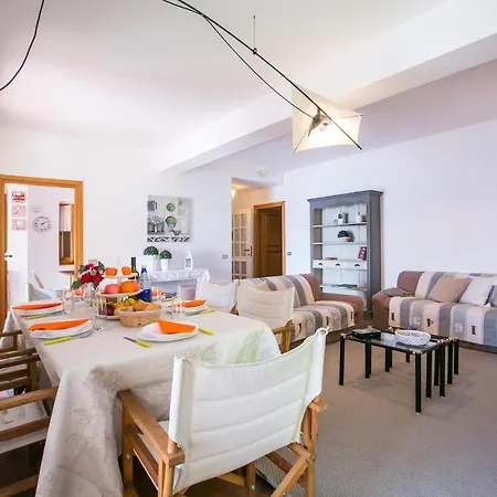 San Siro Sleeps 6 Апартаменты *